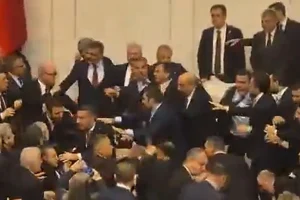 Χάος με γροθιές μεταξύ βουλευτών στην τουρκική βουλή κατά την ορκωμοσία των νέων υπουργών Δικαιοσύνης και Εσωτερικών