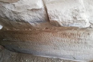 Η ανακάλυψη ελληνικής επιγραφής και τα στοιχεία για την ακριβή τοποθεσία του Ναού του Ήλιου