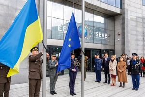 Η ουκρανική σημαία υψώθηκε σήμερα δίπλα στη σημαία της Ευρωπαϊκής Ένωσης