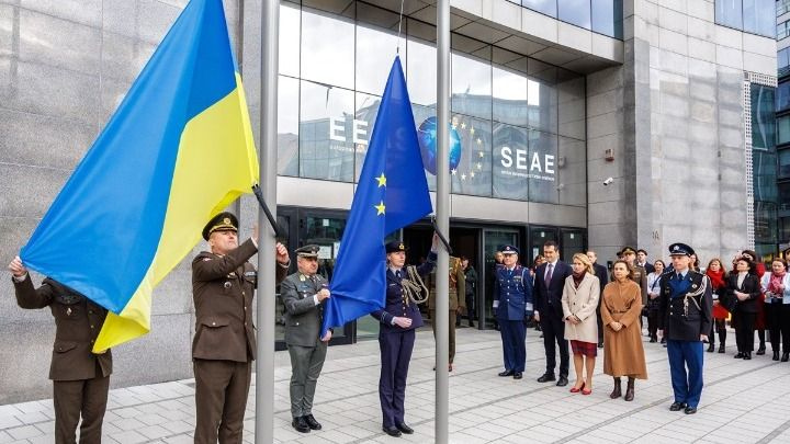 Η ουκρανική σημαία υψώθηκε σήμερα δίπλα στη σημαία της Ευρωπαϊκής Ένωσης