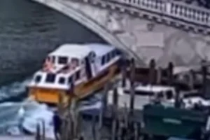 Βίντεο σοκ από Βενετία: Σκάφος εκτός ελέγχου έπεσε σε γόνδολες, προσέκρουσε σε ιστορικό κτίριο