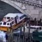 Βίντεο σοκ από Βενετία: Σκάφος εκτός ελέγχου έπεσε σε γόνδολες, προσέκρουσε σε ιστορικό κτίριο