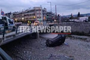 Αυτοκίνητο στον Βόλο έπεσε σε χείμαρρο και προσγειώθηκε με τον ουρανό