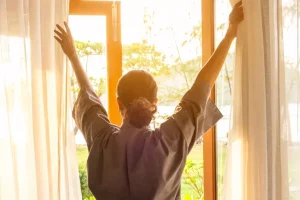 Ανοίξτε όλα τα παράθυρα του σπιτιού για 10′ ακόμη και στο κρύο – Τι είναι ο «αερισμός σοκ» και πώς μας ωφελεί