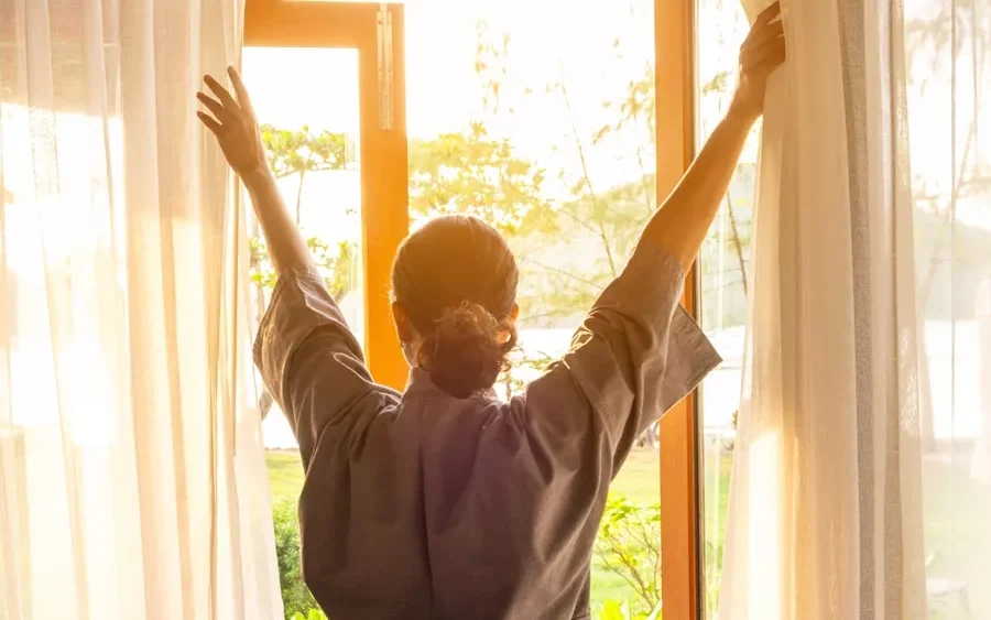 Ανοίξτε όλα τα παράθυρα του σπιτιού για 10′ ακόμη και στο κρύο – Τι είναι ο «αερισμός σοκ» και πώς μας ωφελεί