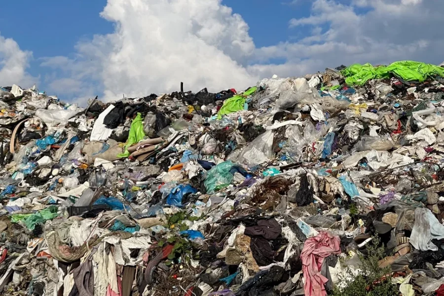 «Πράσινο» φρένο στη μόδα από ΕΕ: Η Κομισιόν βάζει τέλος στην καταστροφή απούλητων ρούχων και υποδημάτων