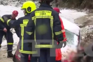 Αγωνιώδης επιχείρηση διάσωσης ηλικιωμένου στη Θεσσαλονίκη: Το αυτοκίνητο που οδηγούσε κρεμόταν από γκρεμό δίπλα σε ρέμα