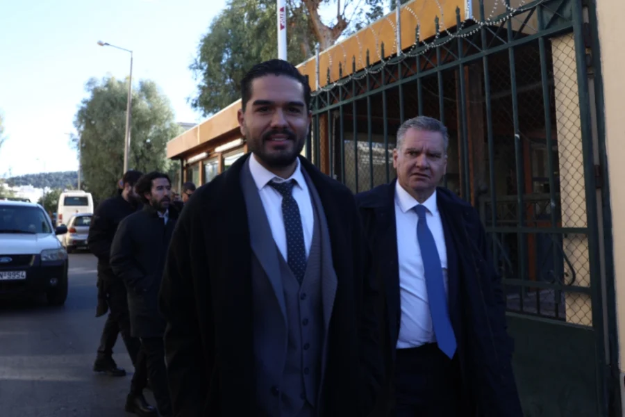 Αναβλήθηκε πάλι η δίκη του Μάστορα για επικίνδυνη οδήγηση υπό την επήρεια αλκοόλ: «Είμαι εδώ για να αναλάβω τις ευθύνες μου» είπε ο τραγουδιστής