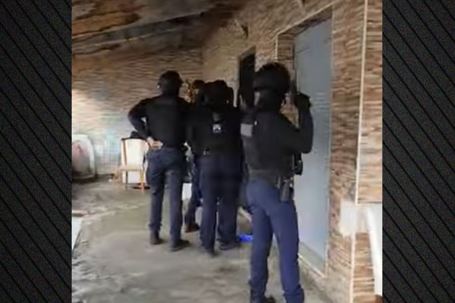 Η στιγμή που πάνοπλοι αστυνομικοί μπαίνουν σε σπίτια σε Φυλή και Αχαρνές και ξηλώνουν καλώδια 520 μέτρων που χρησιμοποιούνταν για ρευματοκλοπές