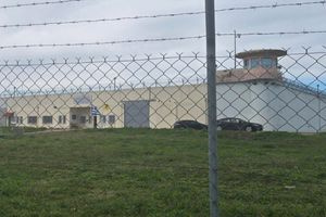 Εκτέλεση ισοβίτη στις φυλακές Δομοκού: Το σκουπισμένο όπλο και τα «κενά μνήμης» στις καταθέσεις του αρχιφύλακα και του Βούλγαρου