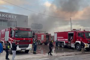 Μαίνεται η φωτιά σε αποθήκη επιχείρησης με αθλητικά είδη στα Σπάτα, ενισχύθηκαν οι πυροσβεστικές δυνάμεις