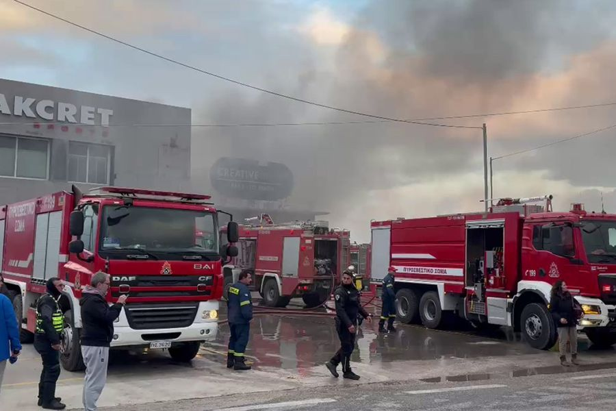 Μαίνεται η φωτιά σε αποθήκη επιχείρησης με αθλητικά είδη στα Σπάτα, ενισχύθηκαν οι πυροσβεστικές δυνάμεις