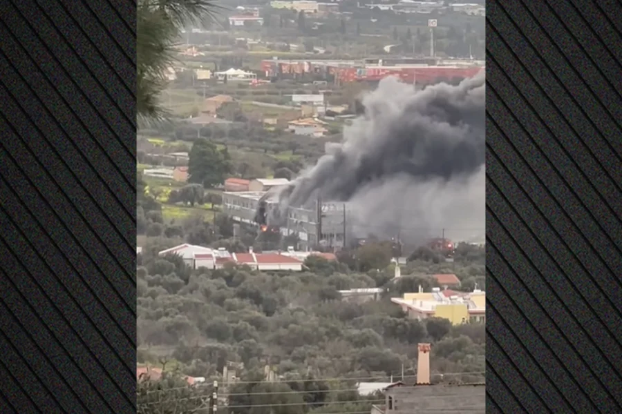 Φωτιά στα Σπάτα, καίγεται αποθήκη επιχείρησης