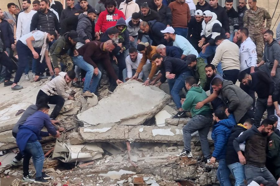 Κατάρρευση κτιρίου στον Λίβανο: Τρεις άνθρωποι βγήκαν ζωντανοί από τα συντρίμμια