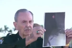 Εφοδιασμένος «με τουφέκι και μπιτόνι βενζίνης» ο άνδρας που πυροβόλησαν και σκότωσαν οι πράκτορες στην έπαυλη του Τραμπ