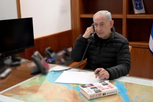 Φωτογραφία – μήνυμα του Νετανιάχου: Συνομιλεί με τον Τραμπ έχοντας μπροστά του χάρτη της Μέσης Ανατολής και το βιβλίο «Σύμμαχοι σε πόλεμο»