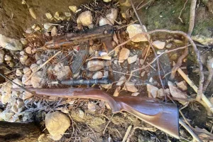 Εντοπίστηκαν καλάσνικοφ, όπλο με διόπτρα και σφαίρες στη λίμνη Μαραθώνα, δείτε φωτογραφίες