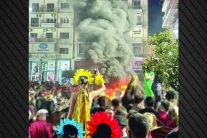 Φωτιές, ξεριζωμένα δέντρα και χοροί πάνω σε ΙΧ στο καρναβάλι Πάτρας, στη Δικαιοσύνη προσφεύγουν οι διοργανωτές για τους βανδάλους