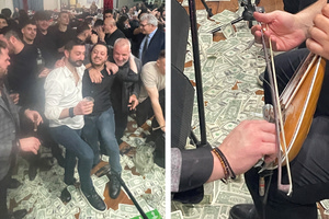 Γέμισαν με δολάρια… τα πόδια του Κρητικού καλλιτέχνη Νίκου Ζωιδάκη οι ομογενείς στη Νέα Υόρκη – Εικόνες και βίντεο από το γλέντι και τη μαντινάδα που έβαλε “φωτιά”