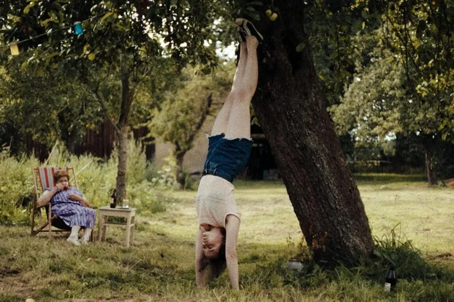 Ο Ήχος της Πτώσης: Εικόνες μνήμης και απώλειας