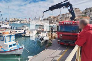 Βυθίστηκε σκάφος στο λιμάνι Ηρακλείου-Έγινε η ανέλκυσή του