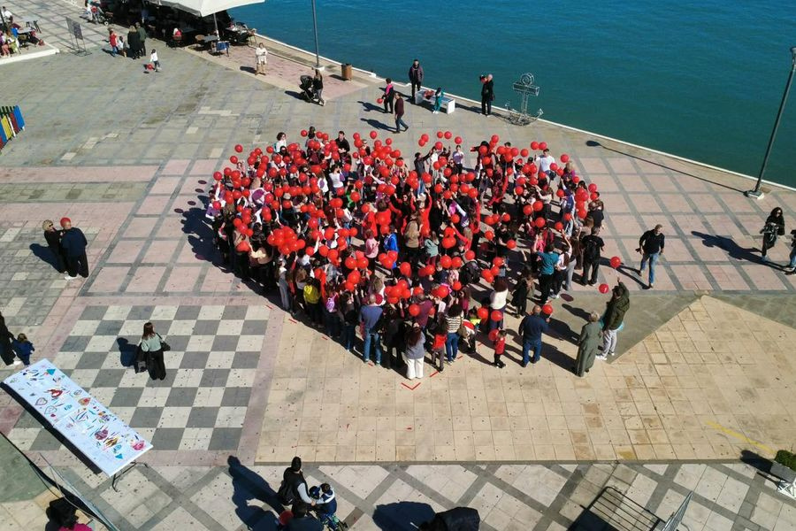 (ΦΩΤΟ) Σητεία: Μικροί και μεγάλοι σχημάτισαν μια μεγάλη καρδιά   