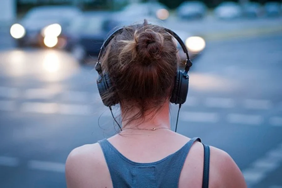 Επικίνδυνα τοξικά σε ακουστικά που φορούν οι νέοι – Τι δείχνει ευρωπαϊκή έρευνα