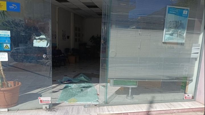 Άφαντοι παραμένουν οι δράστες της ένοπλης ληστείας σε υποκατάστημα των ΕΛΤΑ στο Λουτράκι