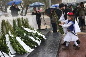 25η Μαρτίου: Υπό βροχή οι εκδηλώσεις τιμής και μνήμης στο Ηράκλειο