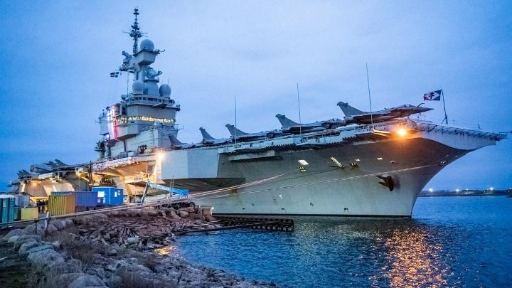 Το αεροπλανοφόρο Charles de Gaulle πέρασε το στενό του Γιβραλτάρ