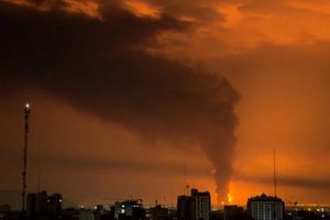 «Μαύρη βροχή» πάνω από την Τεχεράνη: Σοβαροί κίνδυνοι από τον τοξικό καπνό μετά τα πλήγματα σε πετρελαϊκές εγκαταστάσεις