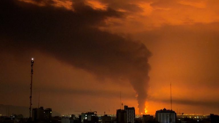 «Μαύρη βροχή» πάνω από την Τεχεράνη: Σοβαροί κίνδυνοι από τον τοξικό καπνό μετά τα πλήγματα σε πετρελαϊκές εγκαταστάσεις