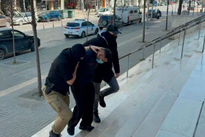 Πάνω από δύο λίτρα αίμα έχασε ο 20χρονος στη Θεσσαλονίκη, θανατηφόρο το χτύπημα κοντά στην καρδιά