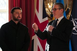 Επίσκεψη Ζελένσκι στο Λονδίνο για τη διατήρηση της πολιτικής και στρατιωτικής υποστήριξης προς την Ουκρανία