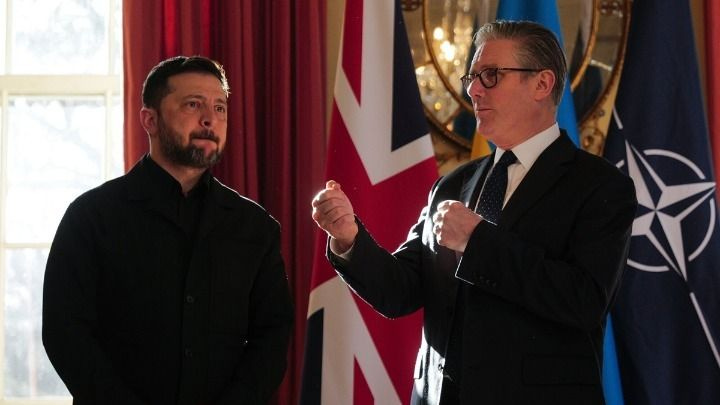 Επίσκεψη Ζελένσκι στο Λονδίνο για τη διατήρηση της πολιτικής και στρατιωτικής υποστήριξης προς την Ουκρανία