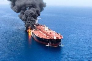 Γιγάντιο πετρελαιοφόρο επλήγη από ιρανική επίθεση στα ανοικτά του Ντουμπάι