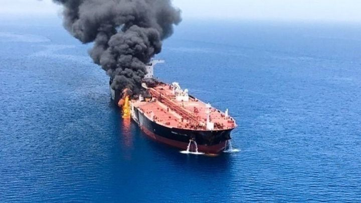 Γιγάντιο πετρελαιοφόρο επλήγη από ιρανική επίθεση στα ανοικτά του Ντουμπάι
