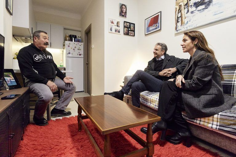 Επίσκεψη Μητσοτάκη σε ωφελούμενο κοινωνικής στέγης: «Να βοηθάμε τους ανθρώπους να ξανασταθούν στα πόδια τους»