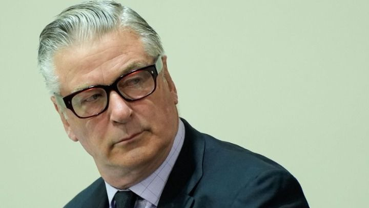 Ο Άλεκ Μπάλντουιν επιστρέφει στη δράση με το αστυνομικό θρίλερ «Kockroach»