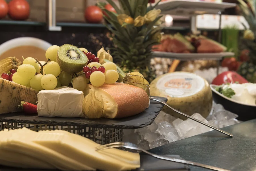 Διευθυντές Ξενοδοχείων: Αυξήσεις πάνω από 30% σε κρέας και τυρί στην Κρήτη λόγω… πολέμου