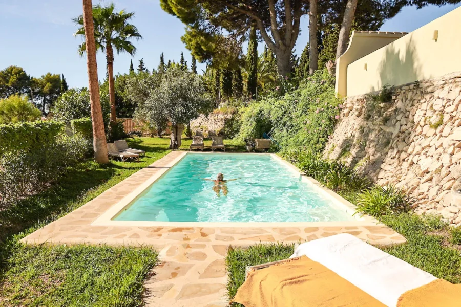 Oxford Economics: Ωφελημένη τουριστικά η Ελλάδα από τον πόλεμο