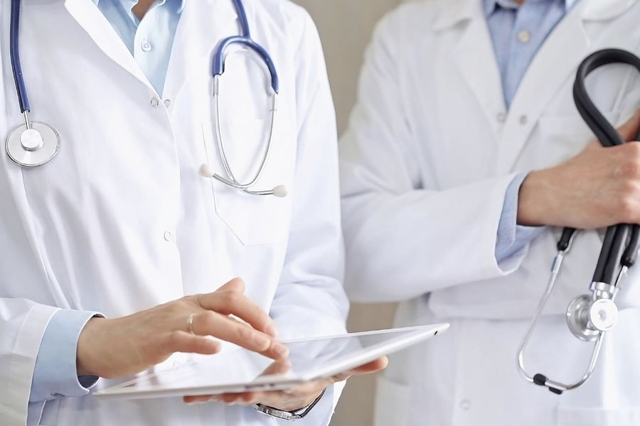 «Βγες έξω και βγάλε λεφτά μόνος σου»: Τεράστιο το ενδιαφέρον των γιατρών ΕΣΥ να δουλέψουν ως ιδιώτες