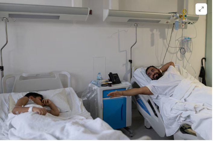 «Ο θάνατος δεν ήταν η μοίρα μας»: Πατέρας διασχίζει θάλασσες για να σώσει τον άρρωστο γιο του