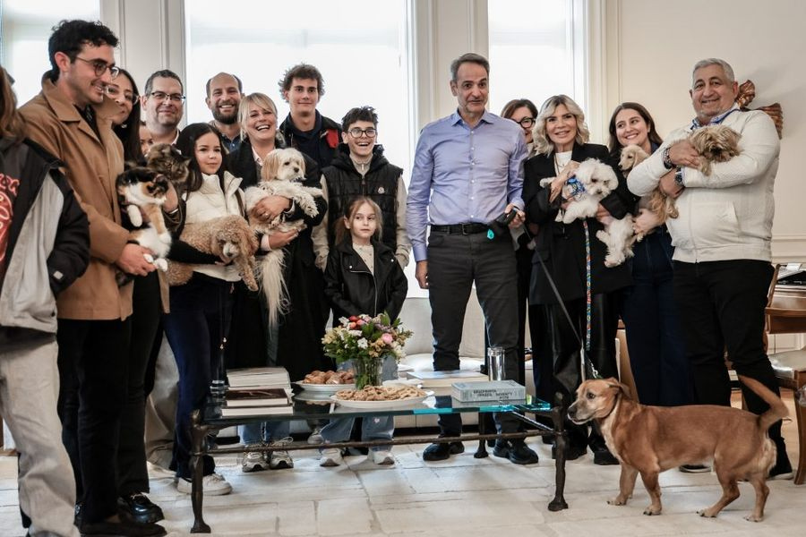 Συνάντηση Μητσοτάκη με τους Έλληνες που επαναπατρίστηκαν με τα ζώα συντροφιάς τους