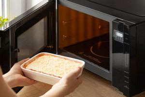 Πόσο «αθώο» είναι το φαγητό στα μικροκύματα; Νέα μελέτη δείχνει τι συμβαίνει μέσα σε 5′