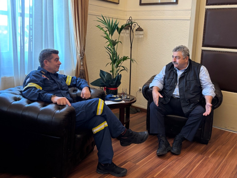 Επίσκεψη Περιφερειακού Διοικητή Πυροσβεστικών Υπηρεσιών Κρήτης στον Αντιπεριφερειάρχη Νίκο Καλογερή