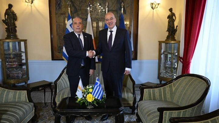 Οι διμερείς αμυντικές σχέσεις Ελλάδας-Κύπρου και οι εξελίξεις στη Μέση Ανατολή, στο επίκεντρο της συνάντησης Δένδια-Πάλμα