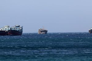 Η Cosco δίνει εντολή στα πλοία της που μεταβαίνουν στον Κόλπο να πάνε σε “ασφαλή ύδατα”
