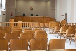 Σταδιακά φτάνουν συγγενείς θυμάτων στον χώρο της δίκης για τα Τέμπη