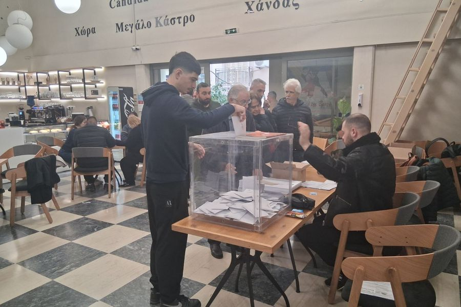 ΠΑΣΟΚ: Μέχρι τις 8 πήραν παράταση οι εκλογές για την ανάδειξη των συνέδρων